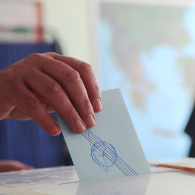 Δημοσκοπήσεις: Σταθερό προβάδισμα της ΝΔ με ποσοστά 31-34% - Δεύτερο αλλά μακριά, το ΠΑΣΟΚ