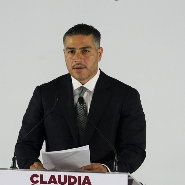 Ο καρδιοκατακτητής υπουργός «Βatman του Μεξικού» τώρα διαθέσιμος και σε... κούκλα