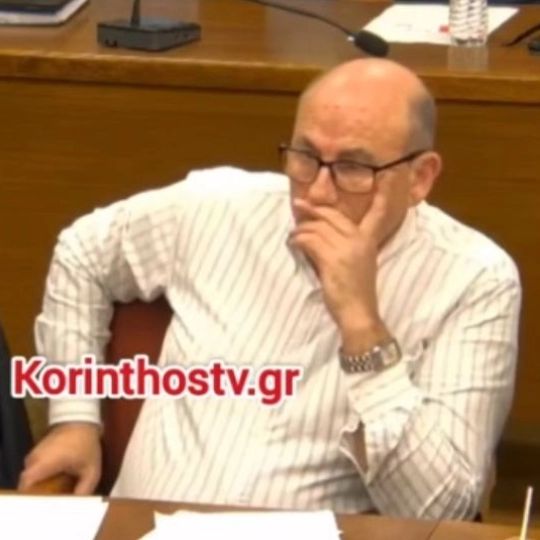 Kόρινθος: Πολίτης με... νταλκά μπήκε στο δημοτικό συμβούλιο και... τραγουδούσε Καζαντζίδη!