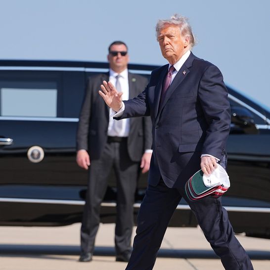 Τραμπ: Προσφέρει τα ίδια παπούτσια στους υπουργούς του - «Δεν θέλω να φορούν αθλητικά»