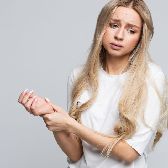 Σύνδρομο καρπιαίου σωλήνα: Τα πρώιμα σημάδια που πολλοί αγνοούν