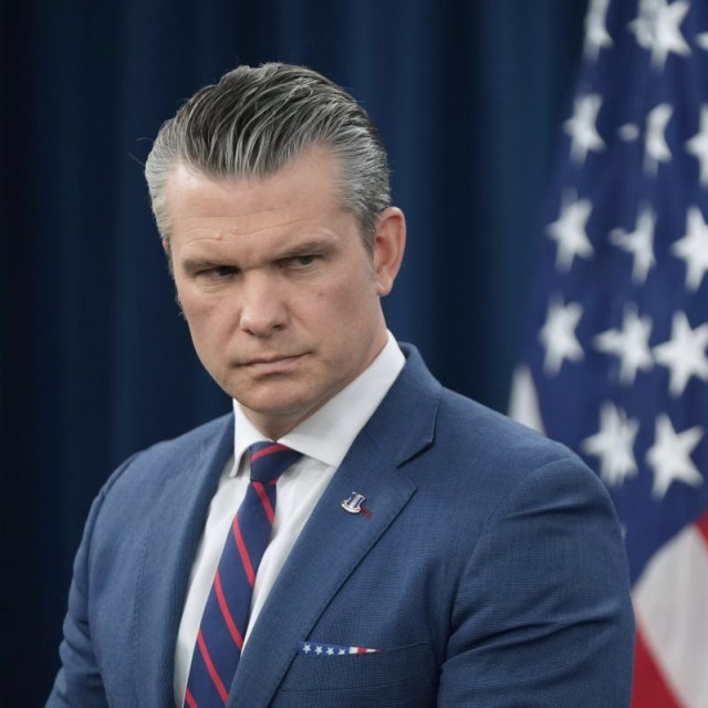 Χέγκσεθ: Οι ΗΠΑ «αποδεκατίζουν» τον ιρανικό στρατό - Πιθανώς παραμορφωμένος ο Μοτζτάμπα Χαμενεΐ