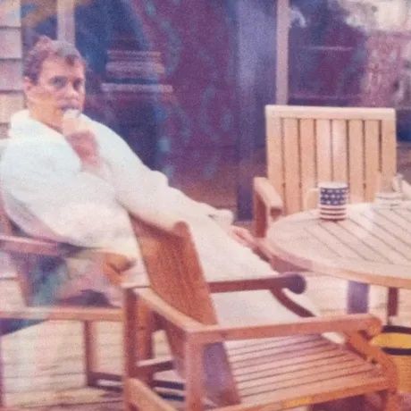 Ο έκπτωτος πρίγκιπας Άντριου με μπουρνούζι στο Martha's Vineyard δίπλα στον Έπσταϊν