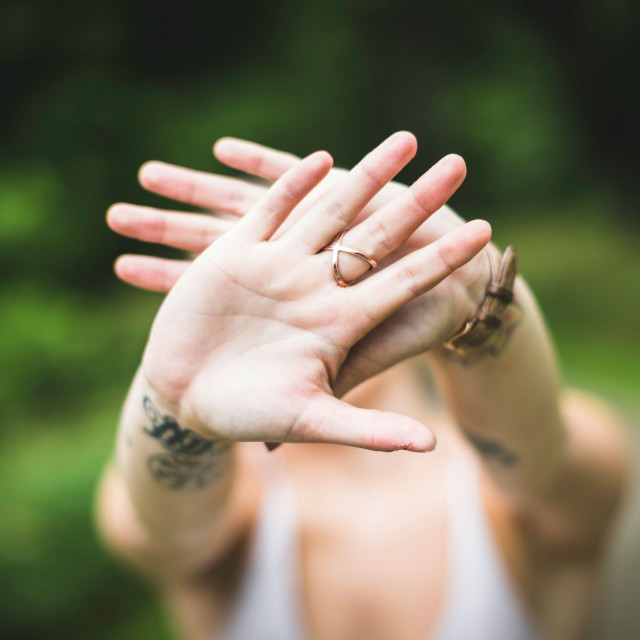 Τρομάζει 27χρονη για την κακοποίησή της: «Με χτύπαγε μέχρι να φτάσω στα όρια του θανάτου»