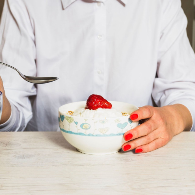 «Τρώω πάντα ελληνικό γιαούρτι για πρωινό»: Η πιο διάσημη γαστρεντερολόγος τονίζει τη σημασία του