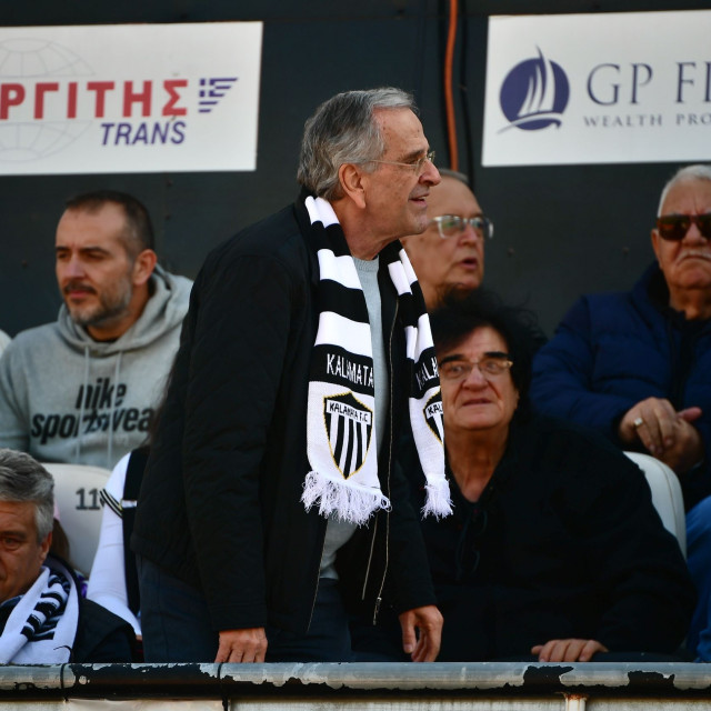 Ο Σαμαράς στη φιέστα ανόδου της Καλαμάτας στη Super League 1, με κασκόλ της «Μαύρης Θύελλας»