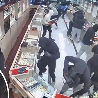 Έφοδος 20 ληστών: Σε 70 δευτερόλεπτα «σηκώνουν» κοσμήματα αξίας άνω του 1,7 εκατ. δολαρίων