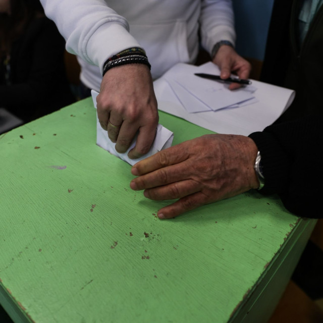 ΠΑΣΟΚ: Παρατείνεται μέχρι τις 8 η ψηφοφορία για τους συνέδρους - Εκτιμήσεις για συμμετοχή 150.000