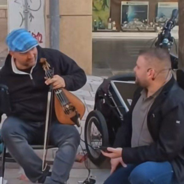 Γρηγόρης Σαμόλης: Το viral βίντεο και το μάθημα ταπεινότητας δίπλα σε έναν πλανόδιο μουσικό