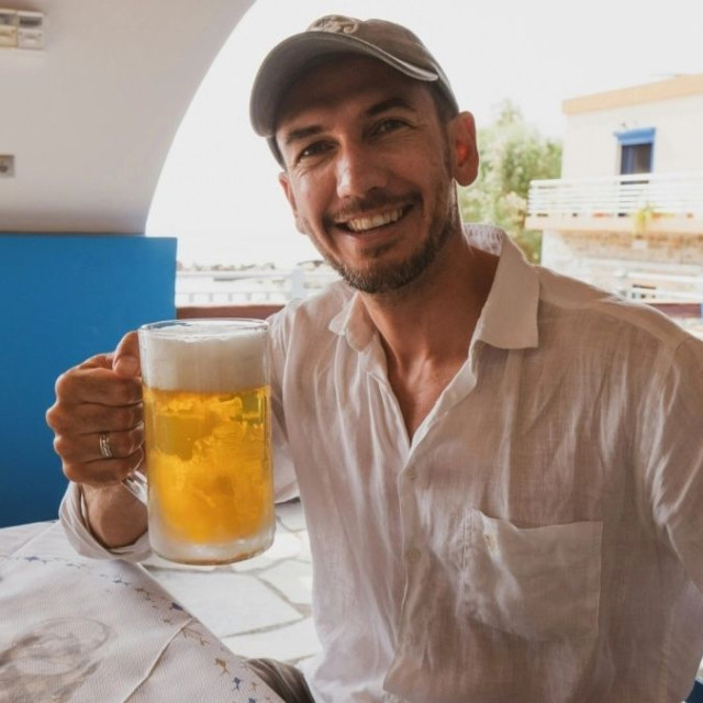 Ήπιε 3 λίτρα μπύρα στο διάλειμμα και απολύθηκε: Το δικαστήριο τον δικαίωσε με αποζημίωση 47.000 ευρώ