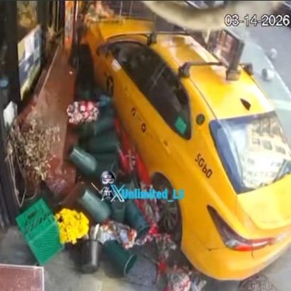 Η στιγμή που ταξί εκτός ελέγχου πέφτει πάνω σε γυναίκες στο Μανχάταν