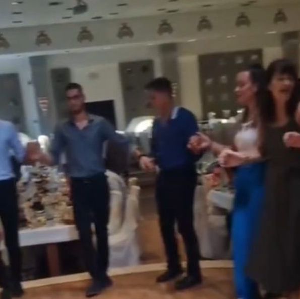 Κρήτη: Μια αγκαλιά, μια παρέα - Νύφη και γαμπρός χορεύουν με τους δικούς τους ανθρώπους