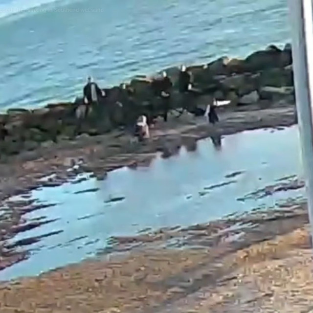 Αγγλία: Άγνωστοι διέσωσαν μητέρα και κόρη που είχαν κολλήσει σε κινούμενη άμμο - Δείτε βίντεο