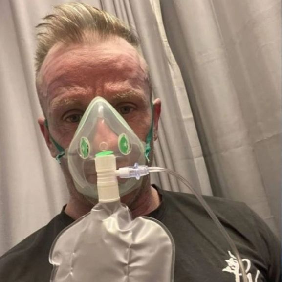 Ξύπνησε και ήταν όλος μπλε: Όταν πήγε στο νοσοκομείο οι γιατροί έκλαψαν από τα γέλια