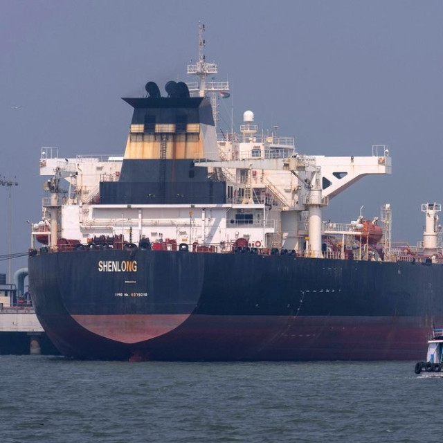 Πώς μερικά πλοία διασχίζουν κρυφά τα Στενά του Ορμούζ