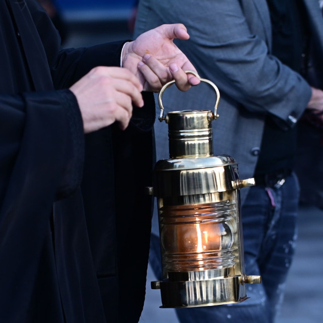 Πάσχα: Πώς θα φτάσει το Άγιο Φως στην Ελλάδα εν μέσω συγκρούσεων - Πόλη-«φάντασμα» η Ιερουσαλήμ