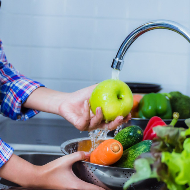 Πλένετε φρούτα και λαχανικά με λάθος τρόπο: 7 μυστικά για βακτήρια και φυτοφάρμακα