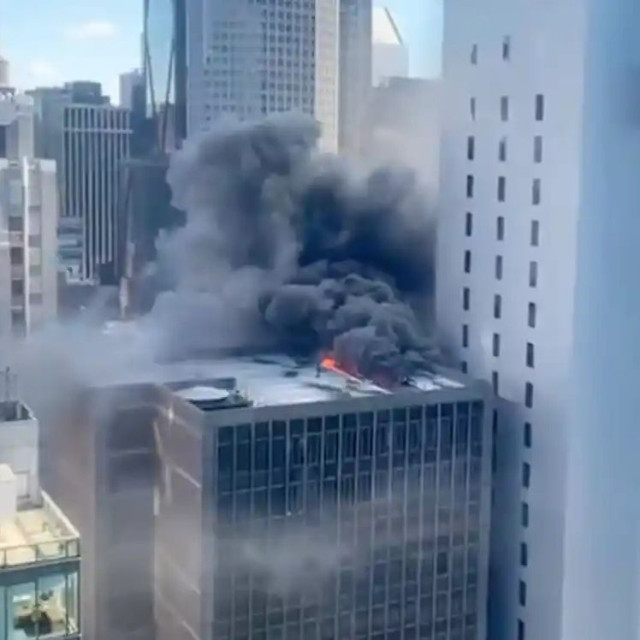 Μανχάταν: Τεράστια πυρκαγιά σε ταράτσα πολυώροφου κτιρίου