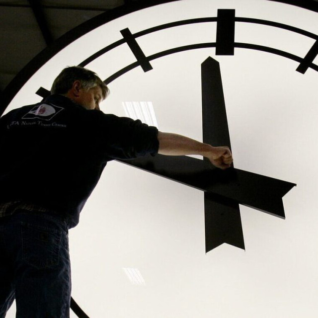 Αλλαγή ώρας: Πλησιάζει η μέρα που θα πάμε τα ρολόγια μπροστά - Η ανακοίνωση του υπουργείου Υποδομών