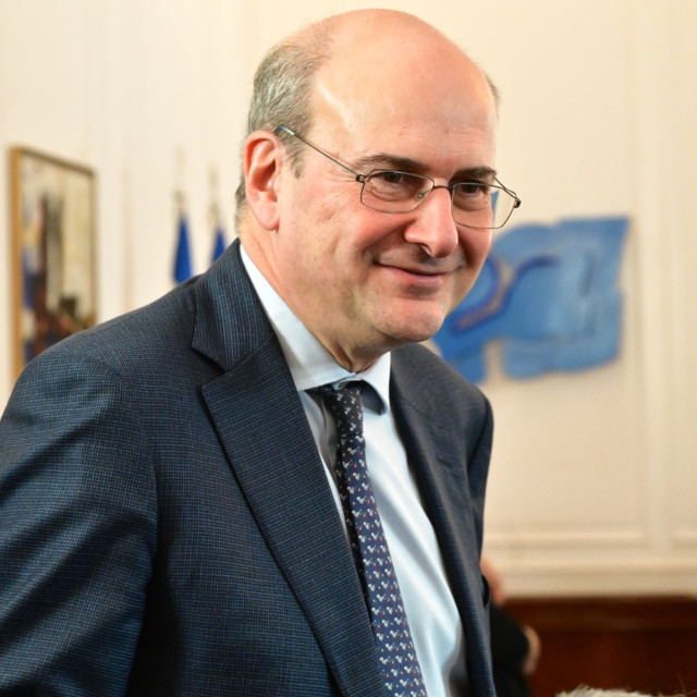 Χατζηδάκης: 25 παρεμβάσεις για ευάλωτα νοικοκυριά και μικρομεσαίες επιχειρήσεις - Παραδείγματα