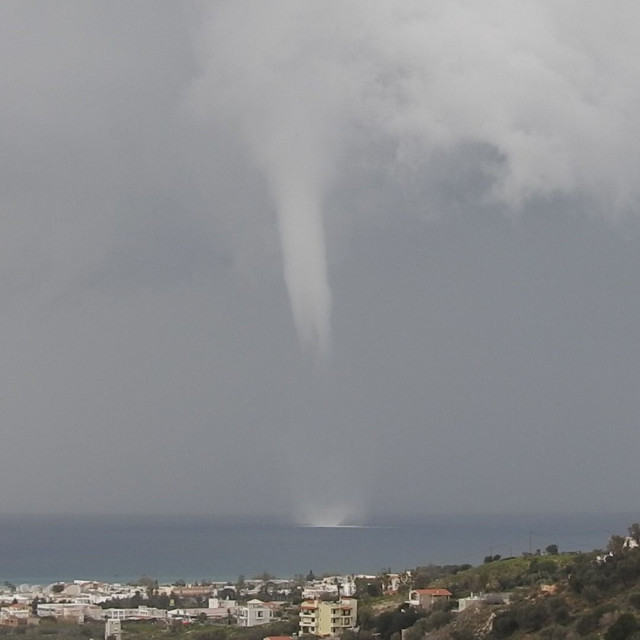 Εντυπωσιακός υδροστρόβιλος στη θάλασσα του Ρεθύμνου