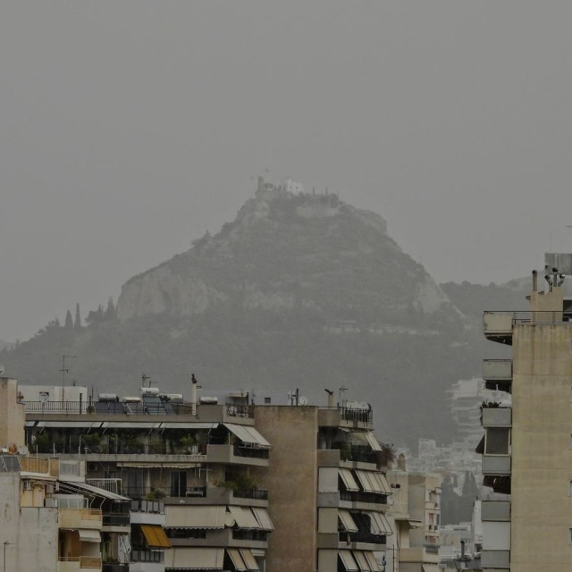 Η Ελλάδα «πνίγεται» από την αφρικανική σκόνη -Πού είναι πιο έντονη, πότε θα βρέξει λάσπη στην Αττική