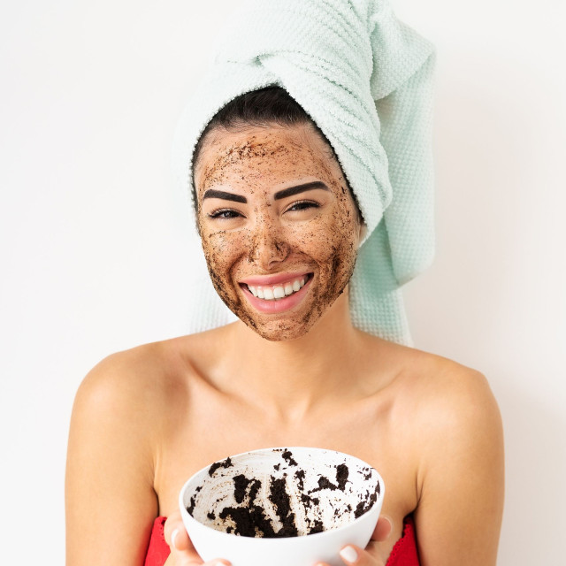 Ωφελεί ο καφές την επιδερμίδα; Τι λένε οι δερματολόγοι