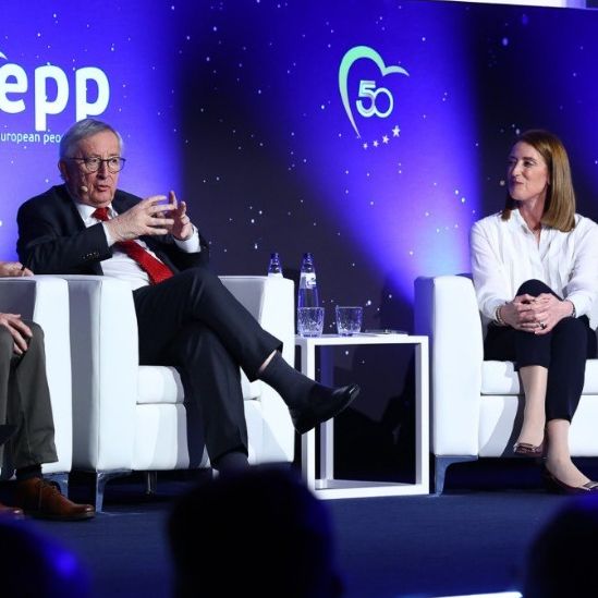 Γιούνκερ: «Είμαι περήφανος που κρατήσαμε την Ελλάδα στην Ευρωζώνη» - Εγκώμια Μέτσολα στον Μητσοτάκη