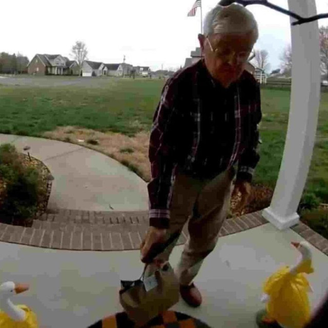 Η ιστορία του ηλικιωμένου ντελιβερά στις ΗΠΑ που μετά βίας τα έβγαζε πέρα