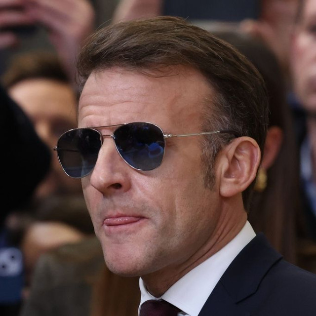 Ο Μακρόν αποκαλύπτει το όνομα του αεροπλανοφόρου και τουιτάρει στα αγγλικά «η Γαλλία είναι άγρια»