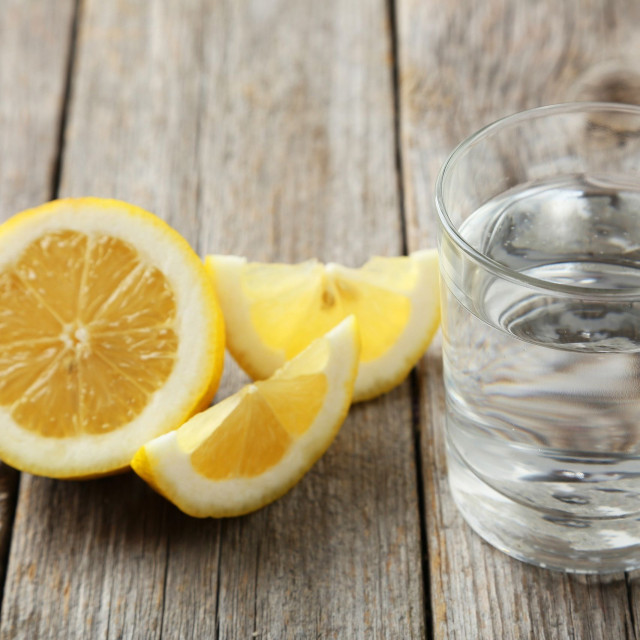 Νερό με λεμόνι: Πραγματικά οφέλη και μύθοι αποτοξίνωσης - Τι θέλουν να γνωρίζετε οι γιατροί