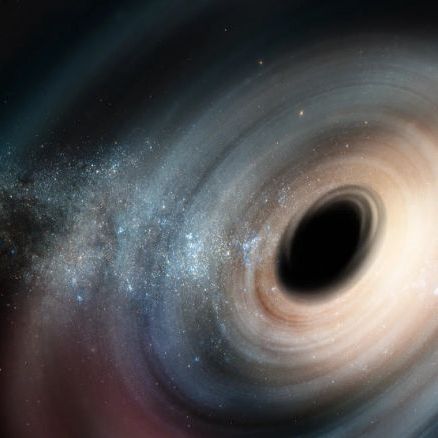 Αστρονόμοι παρακολουθούν γιγάντια μαύρη τρύπα να εκτοξεύει «κοσμικές σφαίρες» σε γαλαξία
