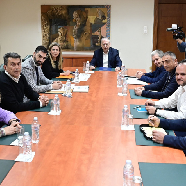 Βενζινοπώλες: Δεν προχωρούν σε κινητοποιήσεις - Τι ειπώθηκε στη συνάντηση με τον Θεοδωρικάκο