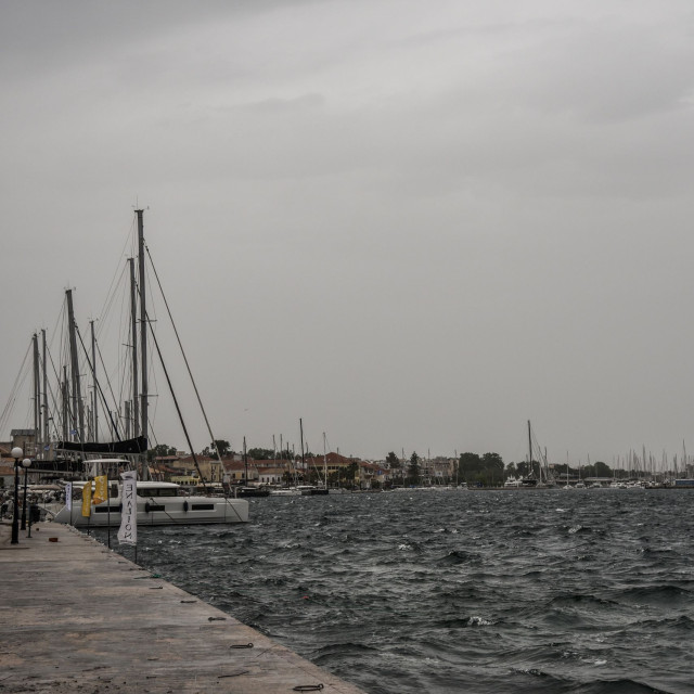 Καιρός: Με σκόνη, λασποβροχές και πτώση της θερμοκρασίας η Πέμπτη – Επιστρέφουν οι χιονοπτώσεις