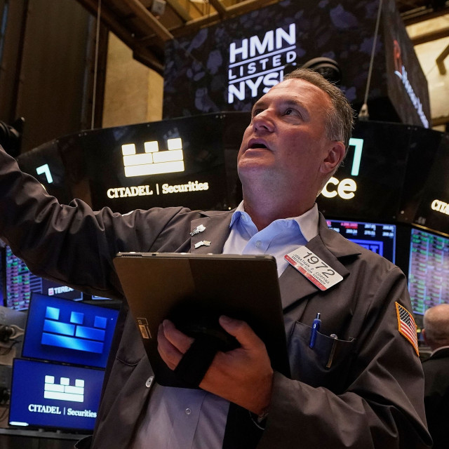 Ισχυρές πιέσεις στη Wall Street στον απόηχο της απόφασης της Fed για τα επιτόκια