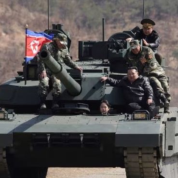 Bόρεια Κορέα: Η έφηβη κόρη του Κιμ Γιονγκ Ουν οδηγεί τανκ - Οι συμβολικές φωτογραφίες