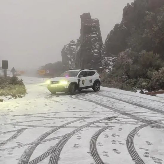 Τενερίφη: Σφοδρή κακοκαιρία στις Κανάριες Νήσους - Χιόνια, θυελλώδεις άνεμοι και βροχές
