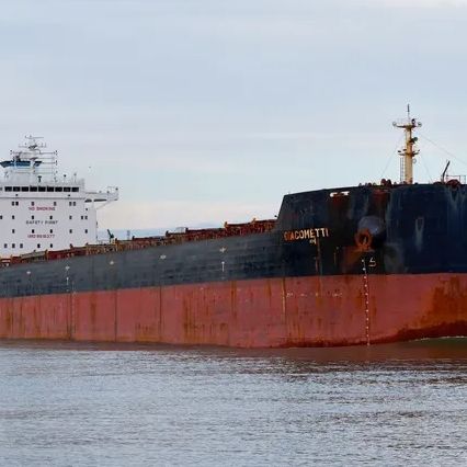 Ελληνόκτητο πλοίο έγινε το πρώτο φορτηγό χύδην φορτίου που διέσχισε τα Στενά του Ορμούζ