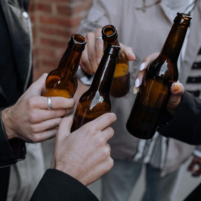 Πώς λειτουργεί το νέο ψηφιακό πλαίσιο για την προστασία των ανηλίκων από καπνό, νικοτίνη και αλκοόλ