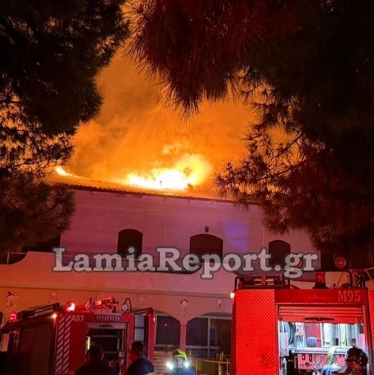 Φωτιά σε σπίτι στη Λαμία - Εγκλωβίστηκαν άτομα