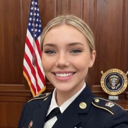 Τζέσικα Φόστερ: Η ξανθιά καλλονή «στρατιώτης» που έγινε viral - Πώς εξαπάτησε χιλιάδες χρήστες