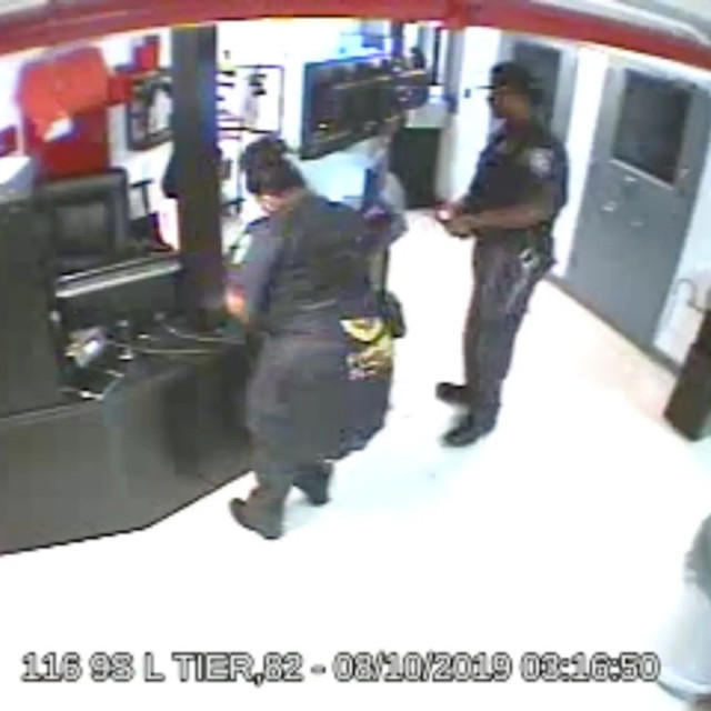 Νέο βίντεο από τη νύχτα θανάτου του Έπσταϊν - Οι περίεργες κινήσεις των φρουρών έξω από το κελί