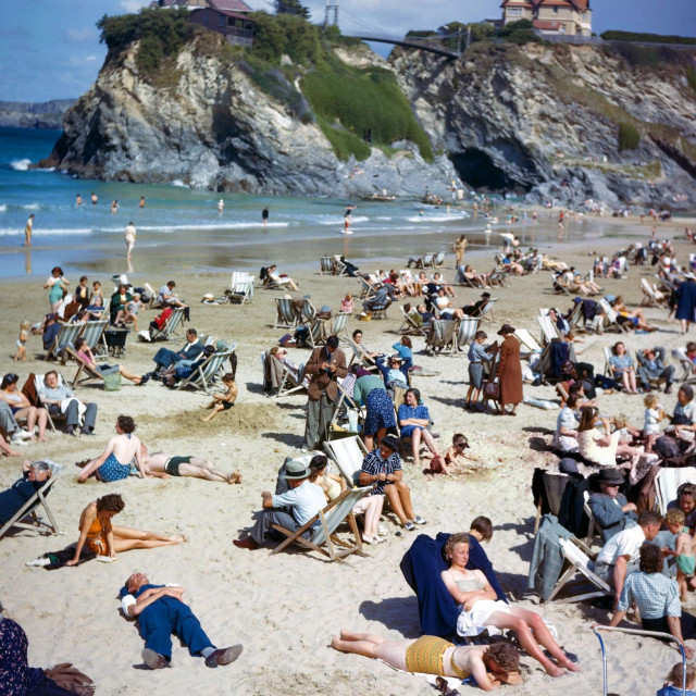 «Ταξιδιώτης του χρόνου» - Ο μυστηριώδης άνδρας με το κινητό στην παραλία σε φωτογραφία του 1940