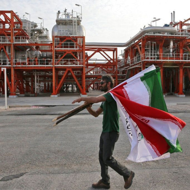 Το Ιράν απειλεί πως θα πλήξει ενεργειακές και υδάτινες υποδομές αν στοχοποιηθεί το δίκτυό του