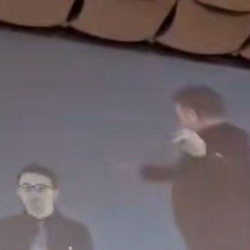 Πατέρας και γιος σε ένα καθηλωτικό ζεϊμπέκικο που καταργεί κάθε εμπόδιο