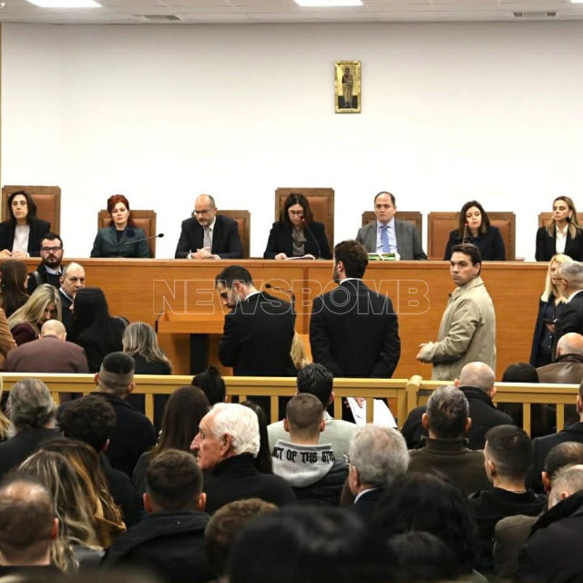 Δίκη για Τέμπη: Η ασφυξία στη δικαστική αίθουσα, οι οργισμένοι συγγενείς, οι δικηγόροι και η Ζωή