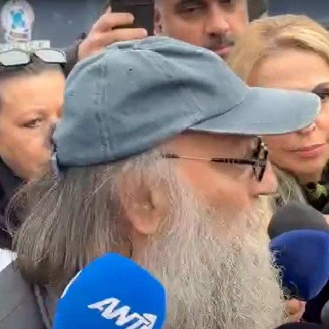 Τέμπη – Χούπας: «Αν κάποιος κούναγε το χεράκι του, το παιδί μου δε θα ήταν κάτω από το μάρμαρο»