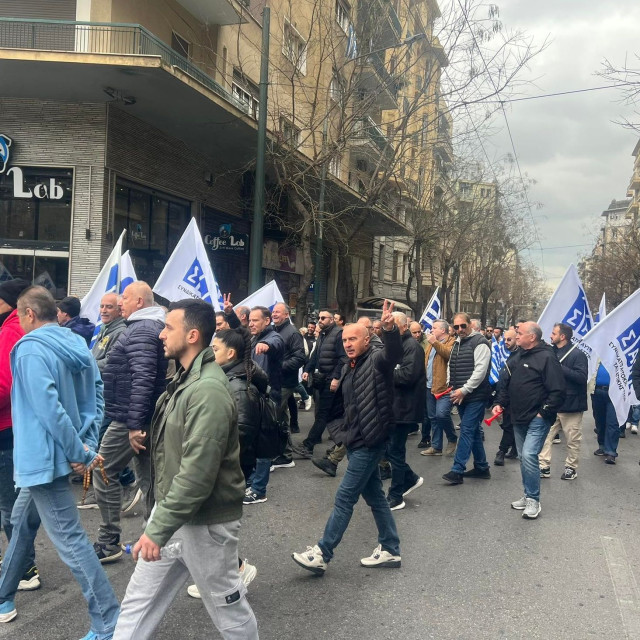 Απεργία ταξί: Ξεκίνησε η πορεία προς τη Βουλή