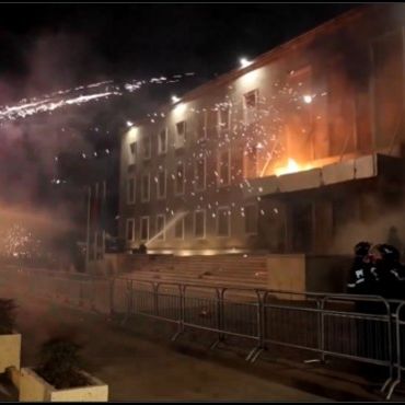 Αλβανία: Επεισοδιακές διαδηλώσεις με αίτημα την παραίτηση Ράμα - Κανόνια νερού και... πυροτεχνήματα