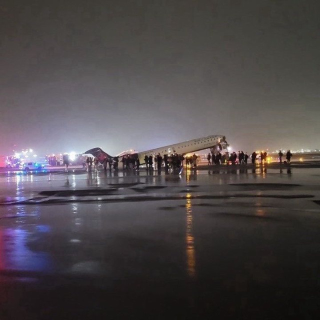 Νέα Υόρκη: Αεροσκάφος CRJ-900 της Air Canada Express συγκρούστηκε με όχημα στο έδαφος